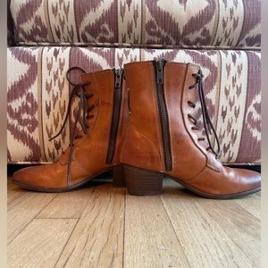 Frye Chestnut lace up side zip heeled boots size 7